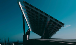 Carrefour annonce installer des panneaux solaires sur 350 de ses parkings